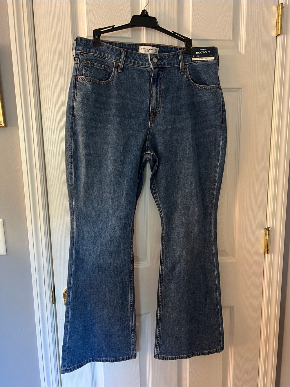 NWT Abercrombie Curve Love Mid Rise Women’s Bootcut Jeans - 31 Short